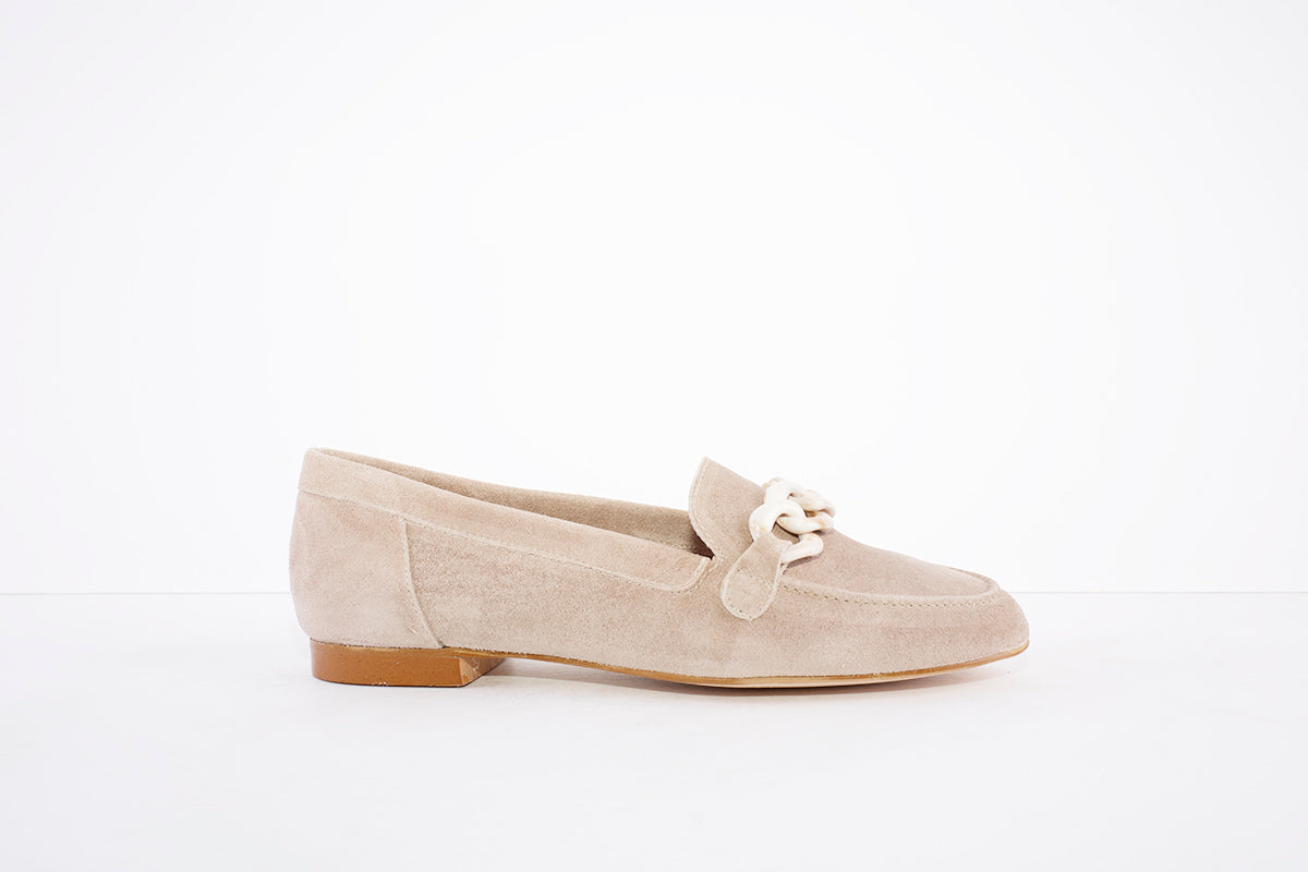 MARIA JAEN - 4015 FASHION LOAFER WITH CHAIN DETAIL - BEIGE SUEDE